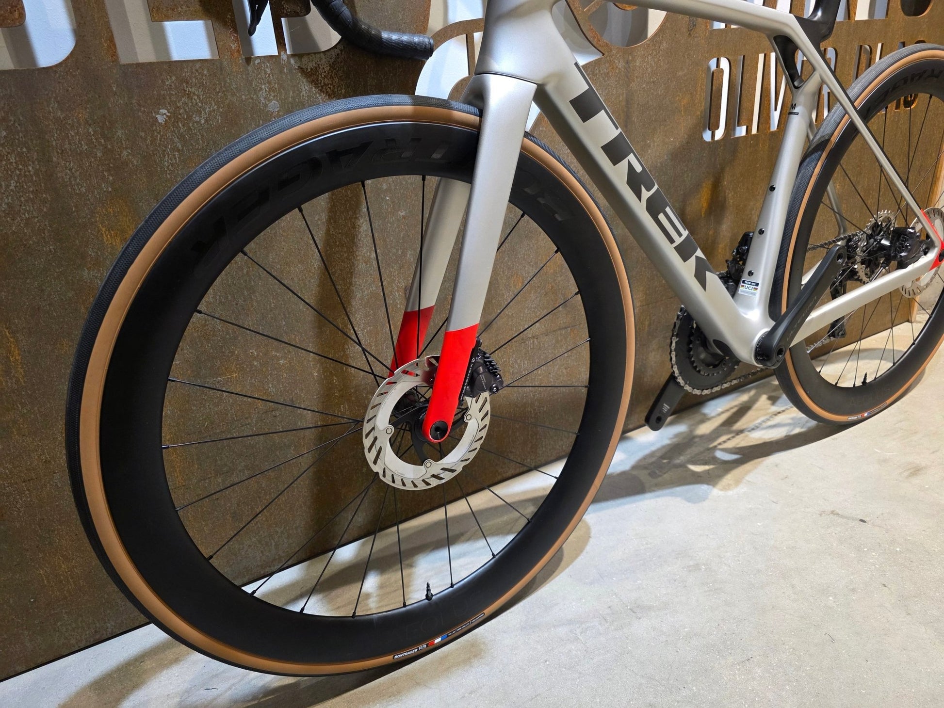 Rennrad von Trek, TREK MADONE SL 7 GEN 8 / LUNAR SILVER / M vor USEDBIKES - OB.DE Hintergrund