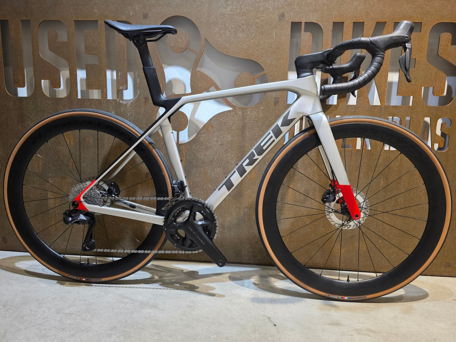 Rennrad von Trek, TREK MADONE SL 7 GEN 8 / LUNAR SILVER / M vor USEDBIKES - OB.DE Hintergrund