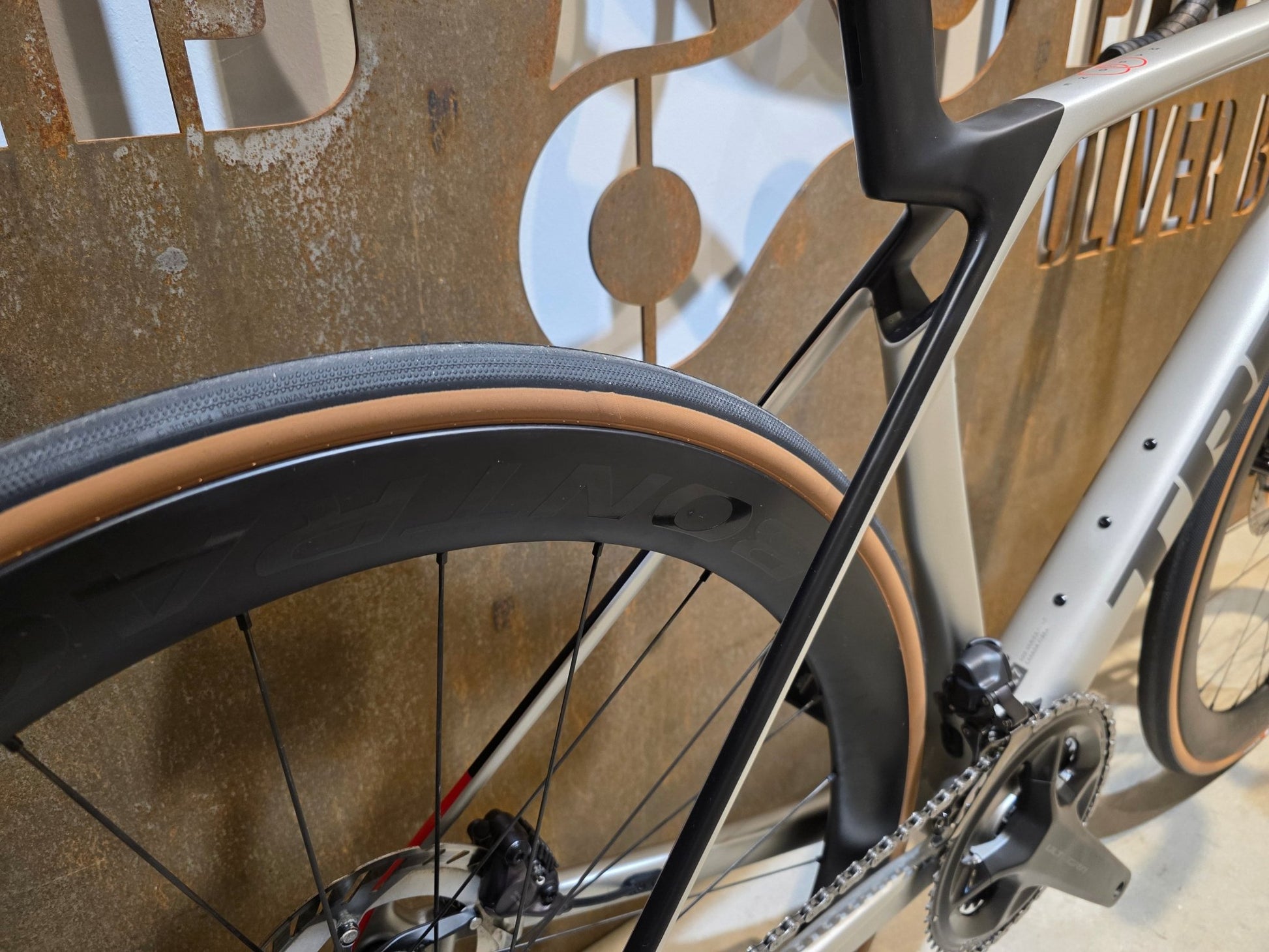 Rennrad von Trek, TREK MADONE SL 7 GEN 8 / LUNAR SILVER / M vor USEDBIKES - OB.DE Hintergrund
