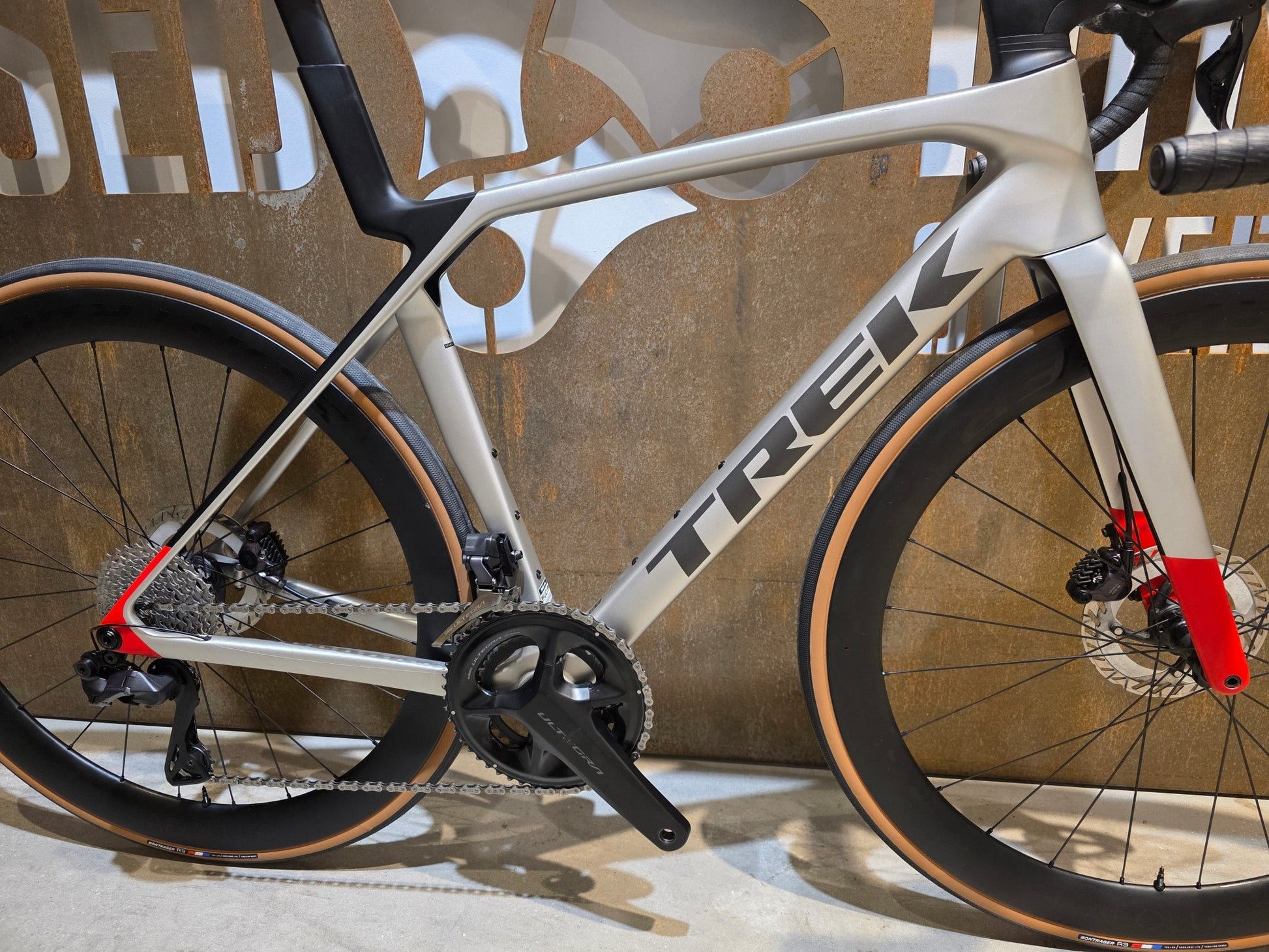 Rennrad von Trek, TREK MADONE SL 7 GEN 8 / LUNAR SILVER / M vor USEDBIKES - OB.DE Hintergrund