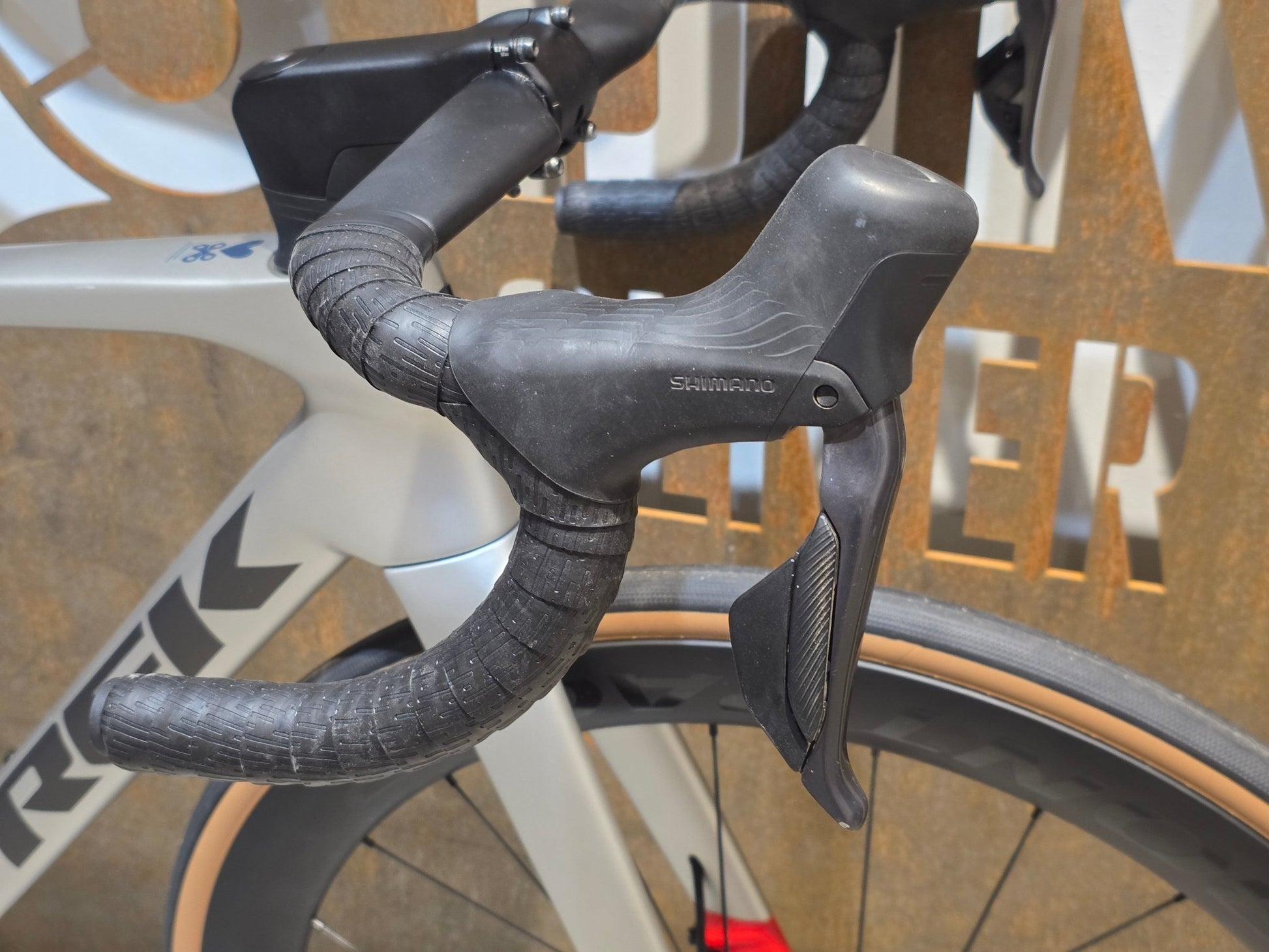 Rennrad von Trek, TREK MADONE SL 7 GEN 8 / LUNAR SILVER / M vor USEDBIKES - OB.DE Hintergrund