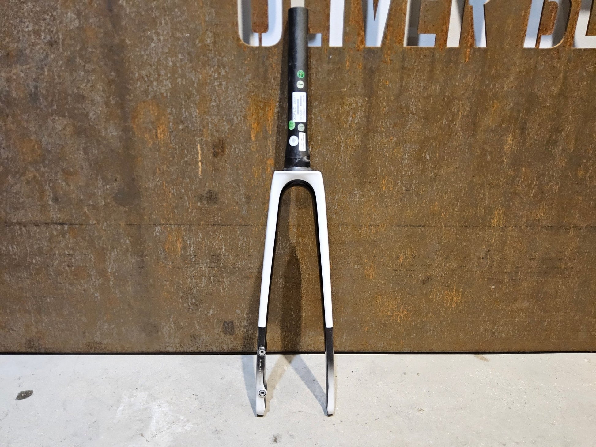 Federgabel, Gabel & Dämpfer von Trek, TREK MADONE SL GEN 8 GABEL / 700C RIGID FORK / WHITE GREY vor USEDBIKES - OB.DE Hintergrund