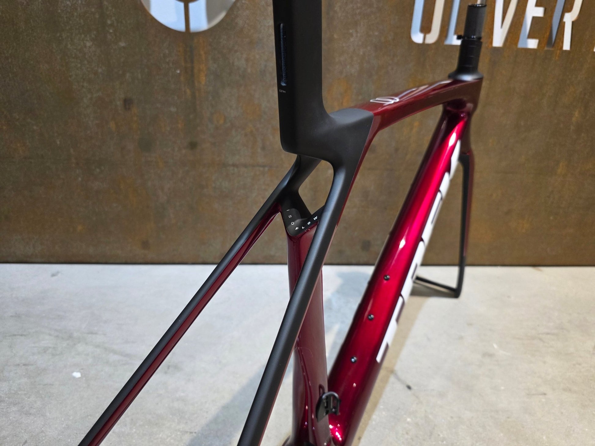 Rennradrahmen von Trek, TREK MADONE SL GEN 8 RAHMENSET / CRIMSON / M vor USEDBIKES - OB.DE Hintergrund