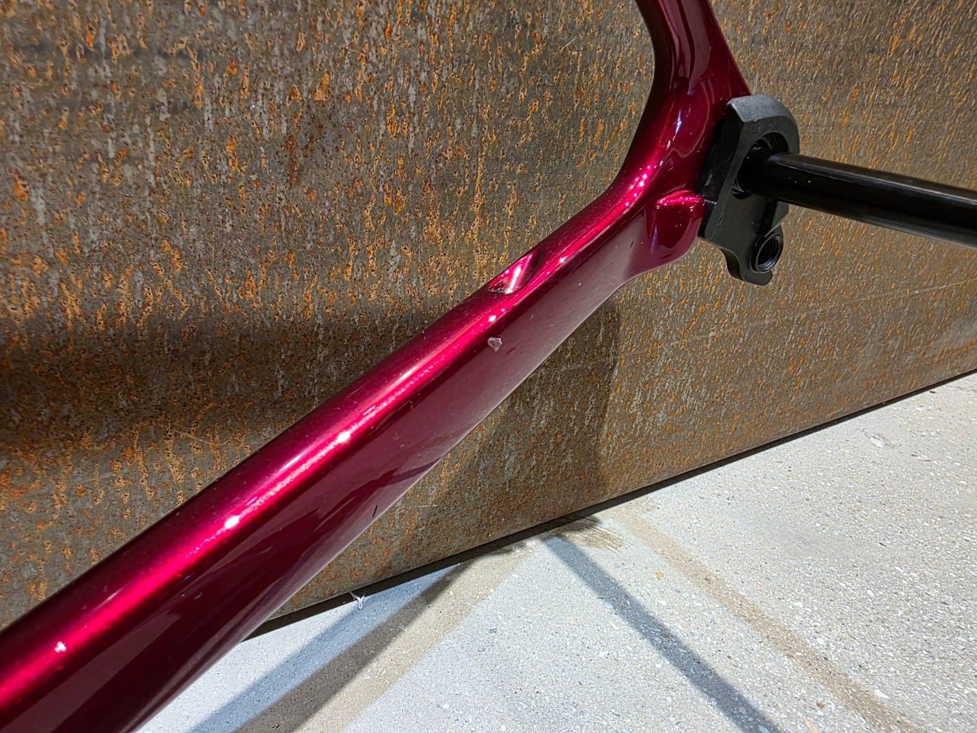 Rennradrahmen von Trek, TREK MADONE SL GEN 8 RAHMENSET / CRIMSON / M vor USEDBIKES - OB.DE Hintergrund