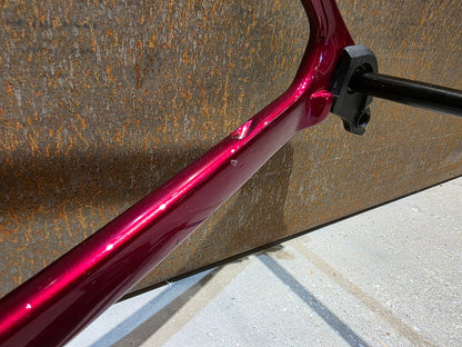 Rennradrahmen von Trek, TREK MADONE SL GEN 8 RAHMENSET / CRIMSON / M vor USEDBIKES - OB.DE Hintergrund