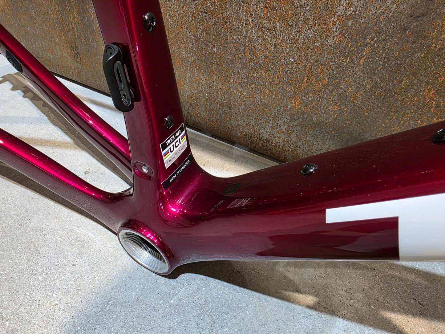 Rennradrahmen von Trek, TREK MADONE SL GEN 8 RAHMENSET / CRIMSON / M vor USEDBIKES - OB.DE Hintergrund