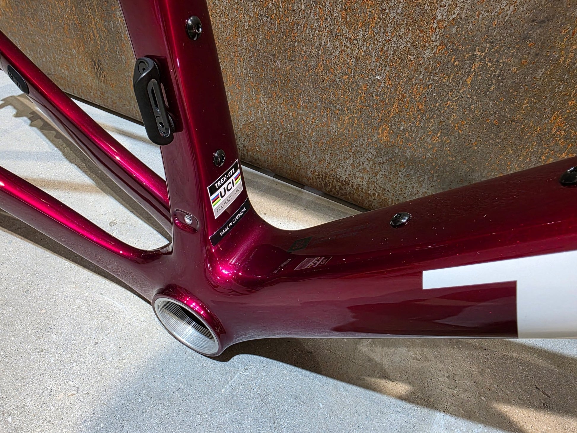 Rennradrahmen von Trek, TREK MADONE SL GEN 8 RAHMENSET / CRIMSON / M vor USEDBIKES - OB.DE Hintergrund