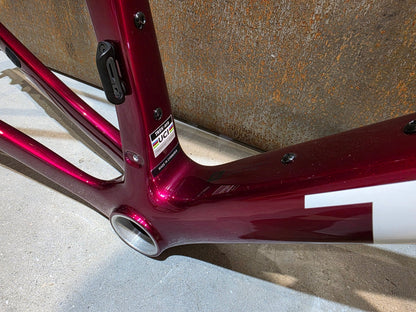 Rennradrahmen von Trek, TREK MADONE SL GEN 8 RAHMENSET / CRIMSON / M vor USEDBIKES - OB.DE Hintergrund