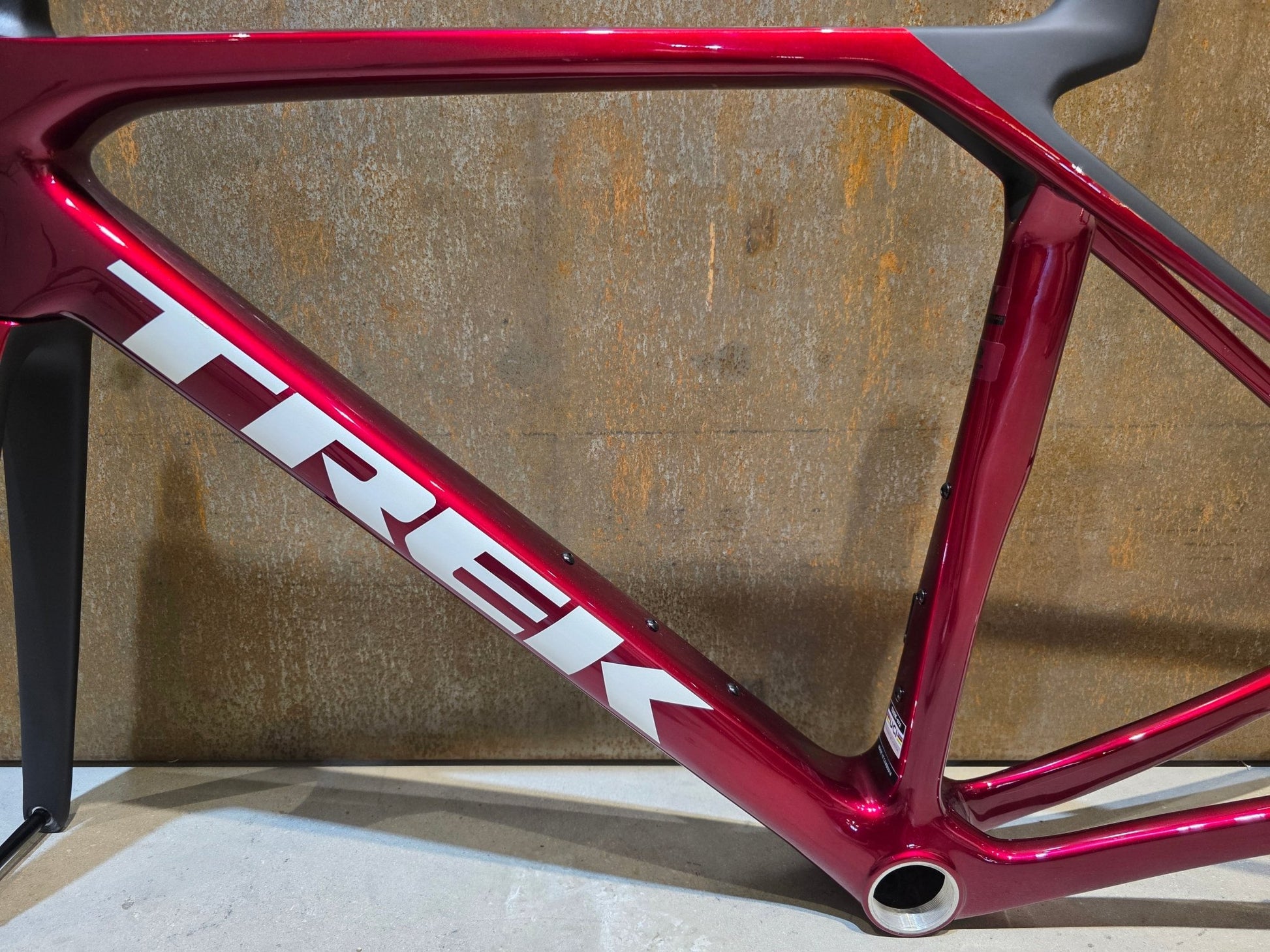 Rennradrahmen von Trek, TREK MADONE SL GEN 8 RAHMENSET / CRIMSON / M vor USEDBIKES - OB.DE Hintergrund