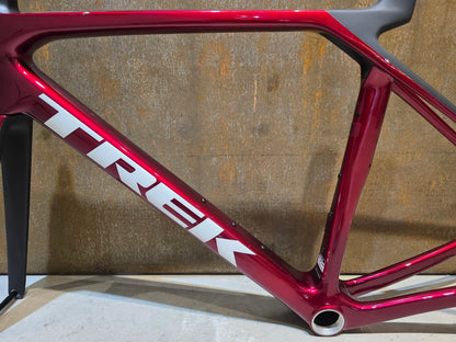 Rennradrahmen von Trek, TREK MADONE SL GEN 8 RAHMENSET / CRIMSON / M vor USEDBIKES - OB.DE Hintergrund