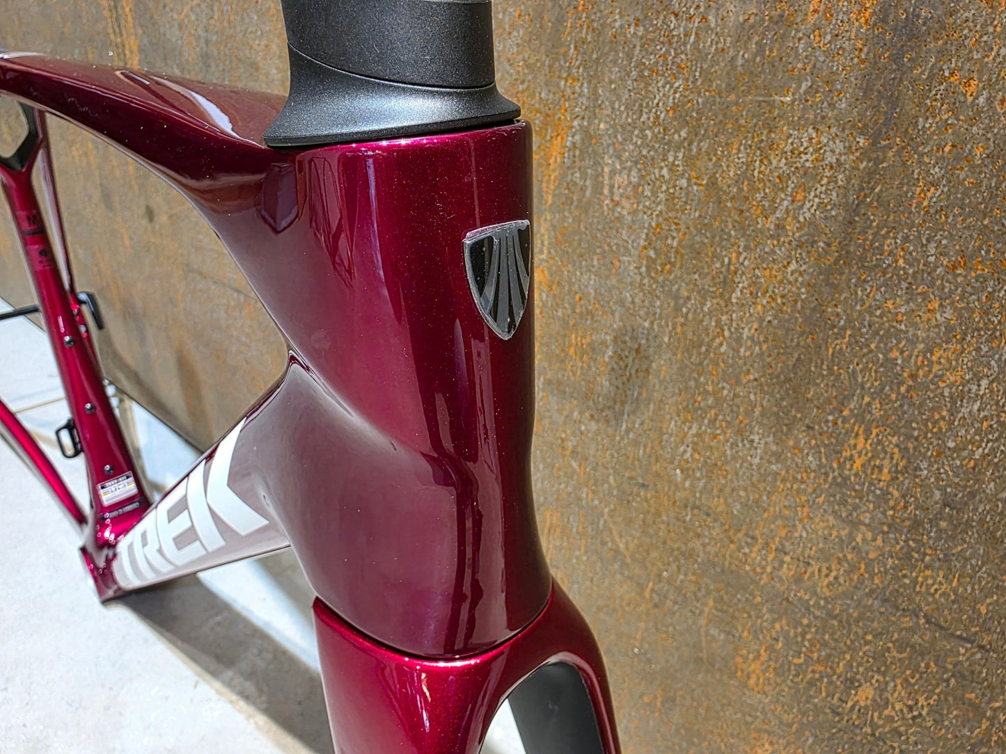 Rennradrahmen von Trek, TREK MADONE SL GEN 8 RAHMENSET / CRIMSON / M vor USEDBIKES - OB.DE Hintergrund