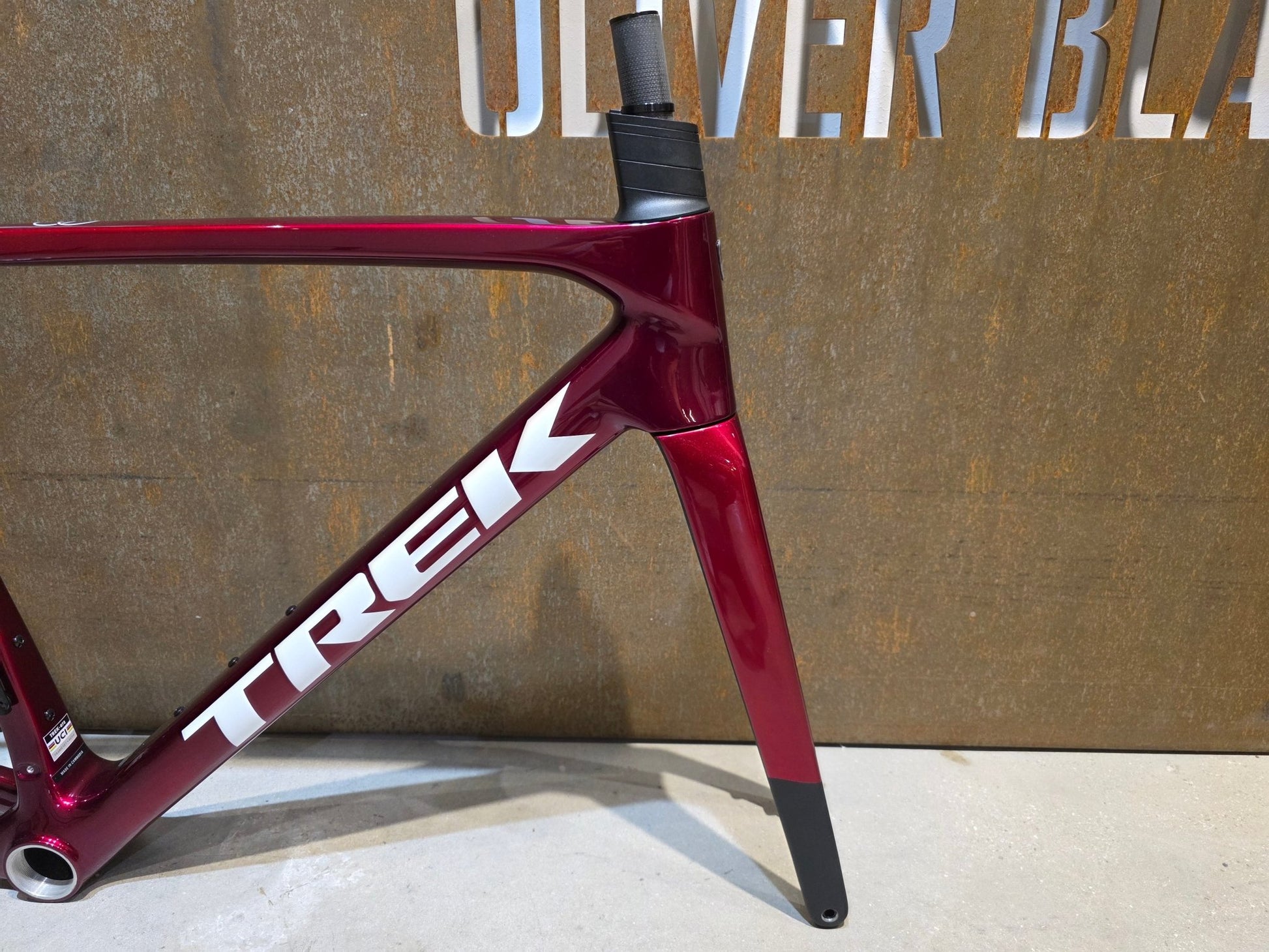 Rennradrahmen von Trek, TREK MADONE SL GEN 8 RAHMENSET / CRIMSON / M vor USEDBIKES - OB.DE Hintergrund