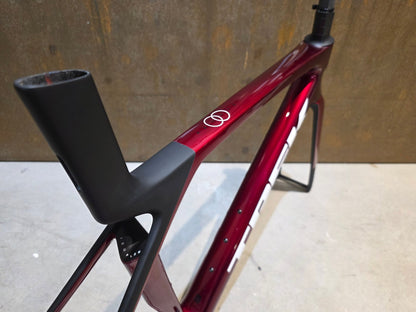 Rennradrahmen von Trek, TREK MADONE SL GEN 8 RAHMENSET / CRIMSON / M vor USEDBIKES - OB.DE Hintergrund