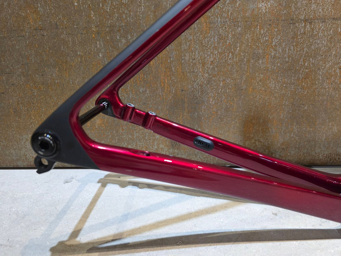 Rennradrahmen von Trek, TREK MADONE SL GEN 8 RAHMENSET / CRIMSON / M vor USEDBIKES - OB.DE Hintergrund