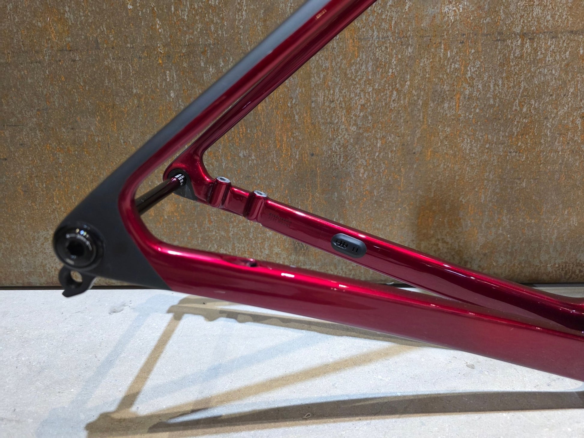 Rennradrahmen von Trek, TREK MADONE SL GEN 8 RAHMENSET / CRIMSON / M vor USEDBIKES - OB.DE Hintergrund