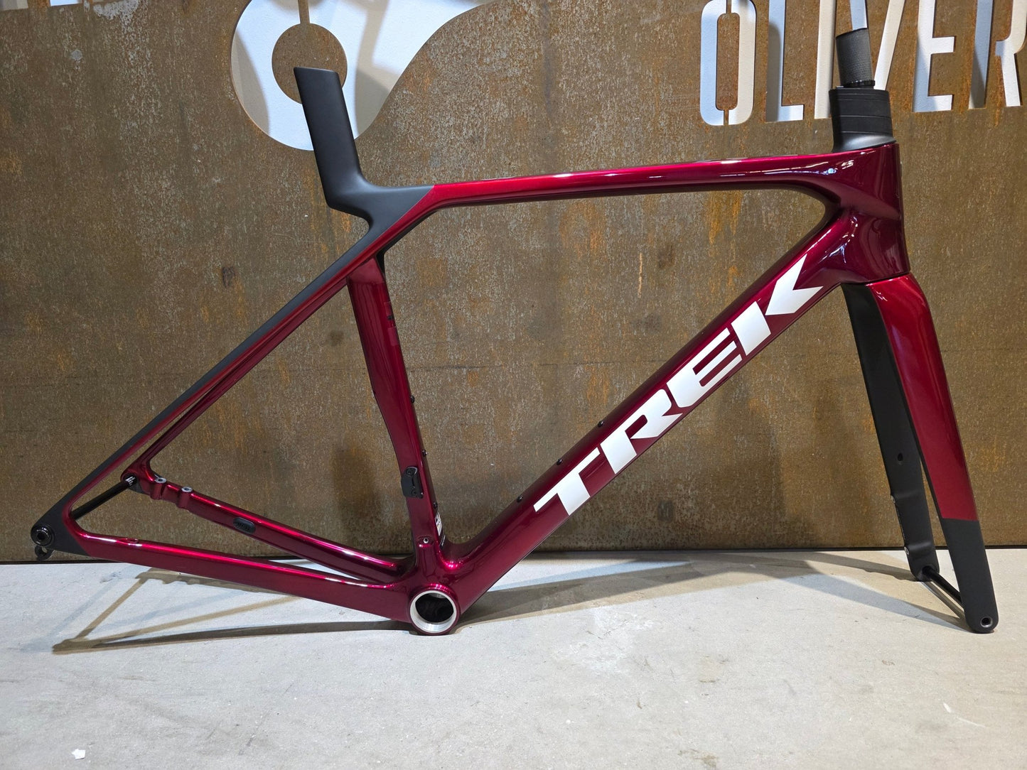 Rennradrahmen von Trek, TREK MADONE SL GEN 8 RAHMENSET / CRIMSON / M vor USEDBIKES - OB.DE Hintergrund