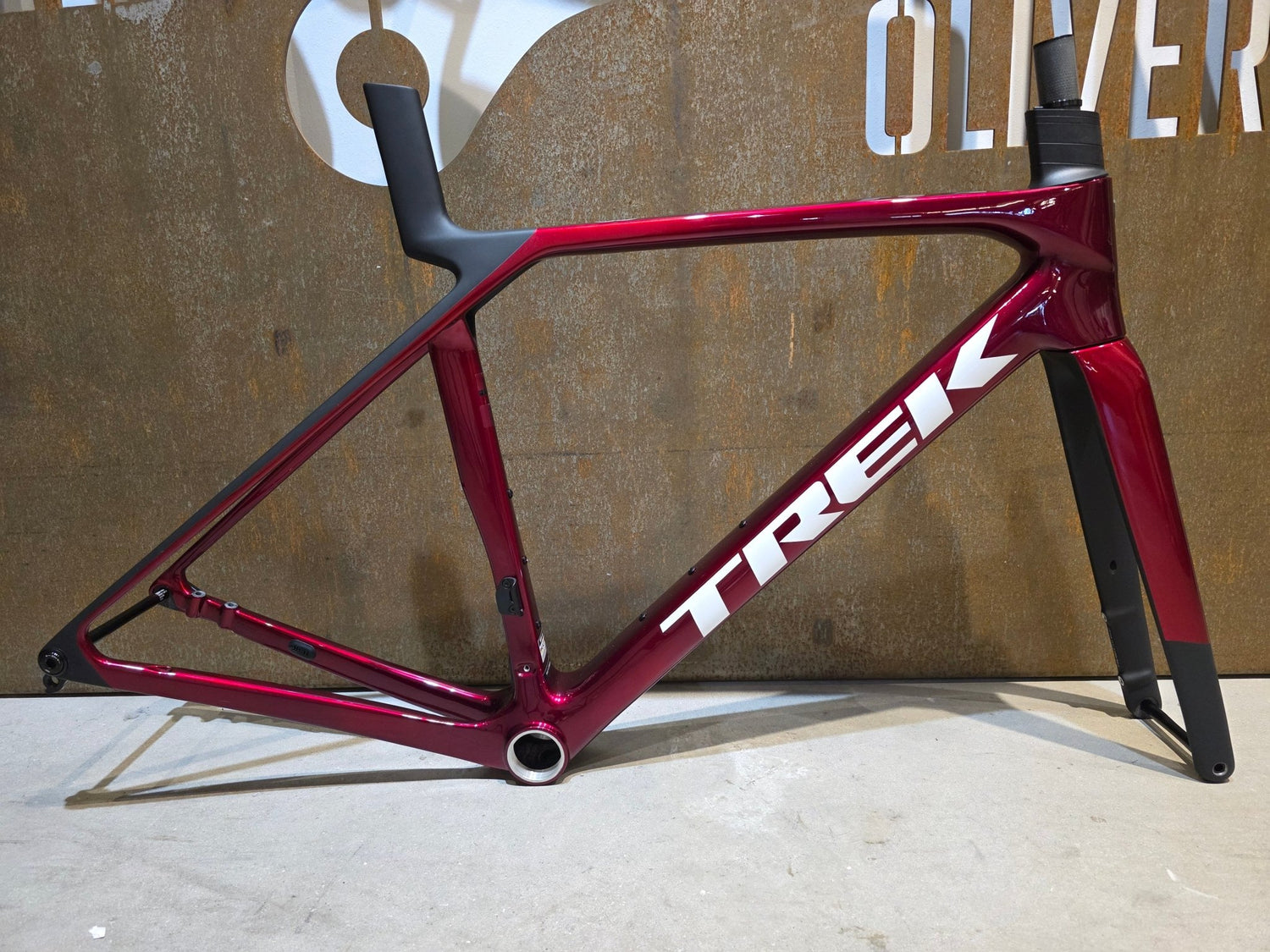 Rennradrahmen von Trek, TREK MADONE SL GEN 8 RAHMENSET / CRIMSON / M vor USEDBIKES - OB.DE Hintergrund