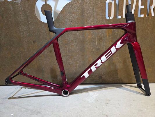 Rennradrahmen von Trek, TREK MADONE SL GEN 8 RAHMENSET / CRIMSON / M vor USEDBIKES - OB.DE Hintergrund