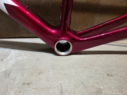 Rennradrahmen von Trek, TREK MADONE SL GEN 8 RAHMENSET / CRIMSON / M vor USEDBIKES - OB.DE Hintergrund