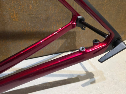 Rennradrahmen von Trek, TREK MADONE SL GEN 8 RAHMENSET / CRIMSON / M vor USEDBIKES - OB.DE Hintergrund