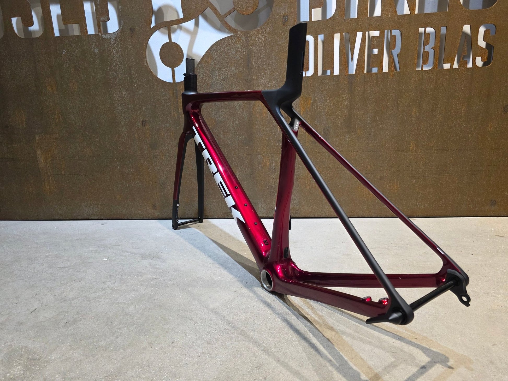 Rennradrahmen von Trek, TREK MADONE SL GEN 8 RAHMENSET / CRIMSON / M vor USEDBIKES - OB.DE Hintergrund