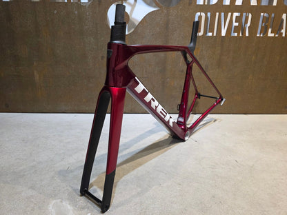 Rennradrahmen von Trek, TREK MADONE SL GEN 8 RAHMENSET / CRIMSON / M vor USEDBIKES - OB.DE Hintergrund