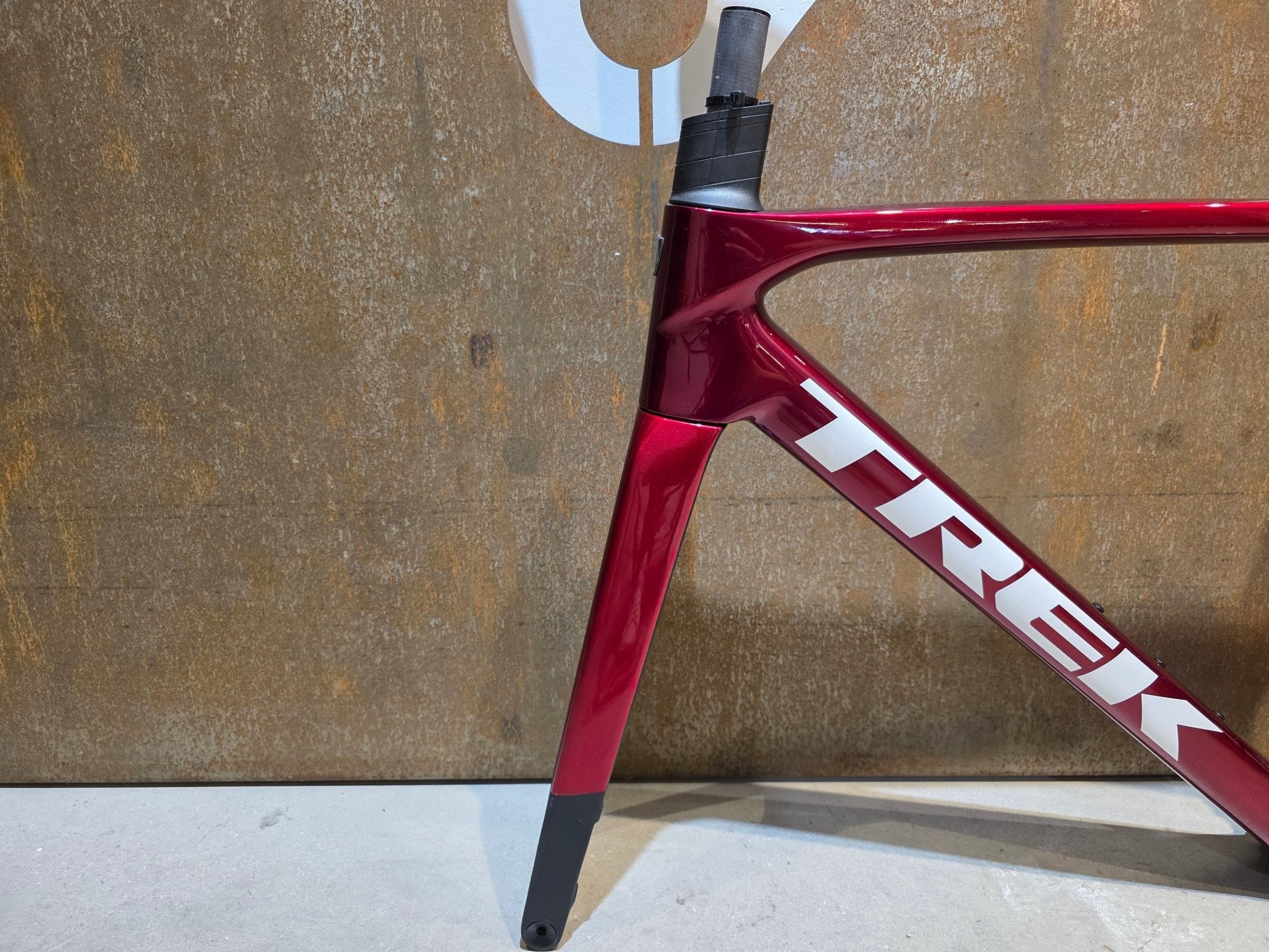 Rennradrahmen von Trek, TREK MADONE SL GEN 8 RAHMENSET / CRIMSON / M vor USEDBIKES - OB.DE Hintergrund