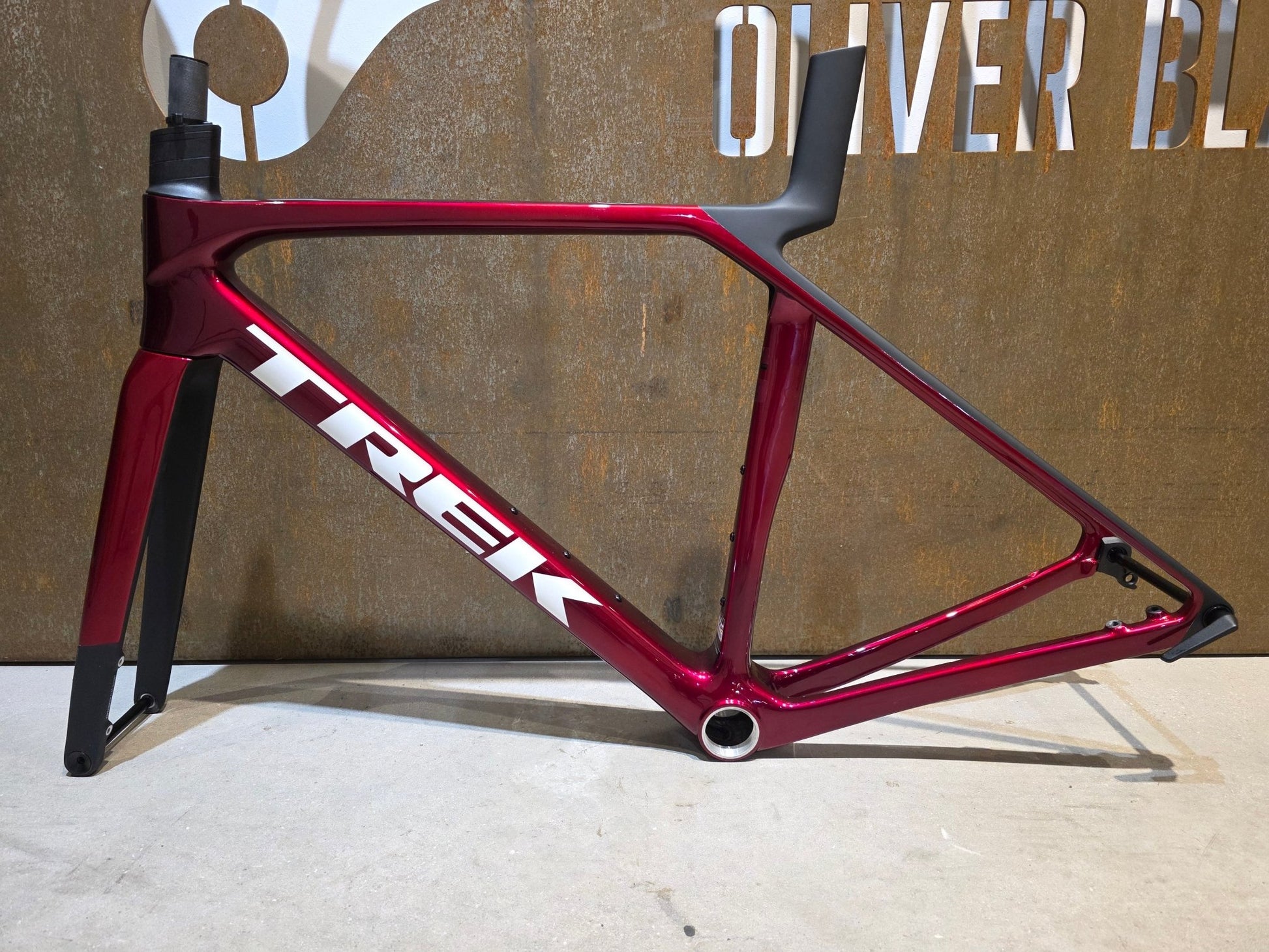 Rennradrahmen von Trek, TREK MADONE SL GEN 8 RAHMENSET / CRIMSON / M vor USEDBIKES - OB.DE Hintergrund