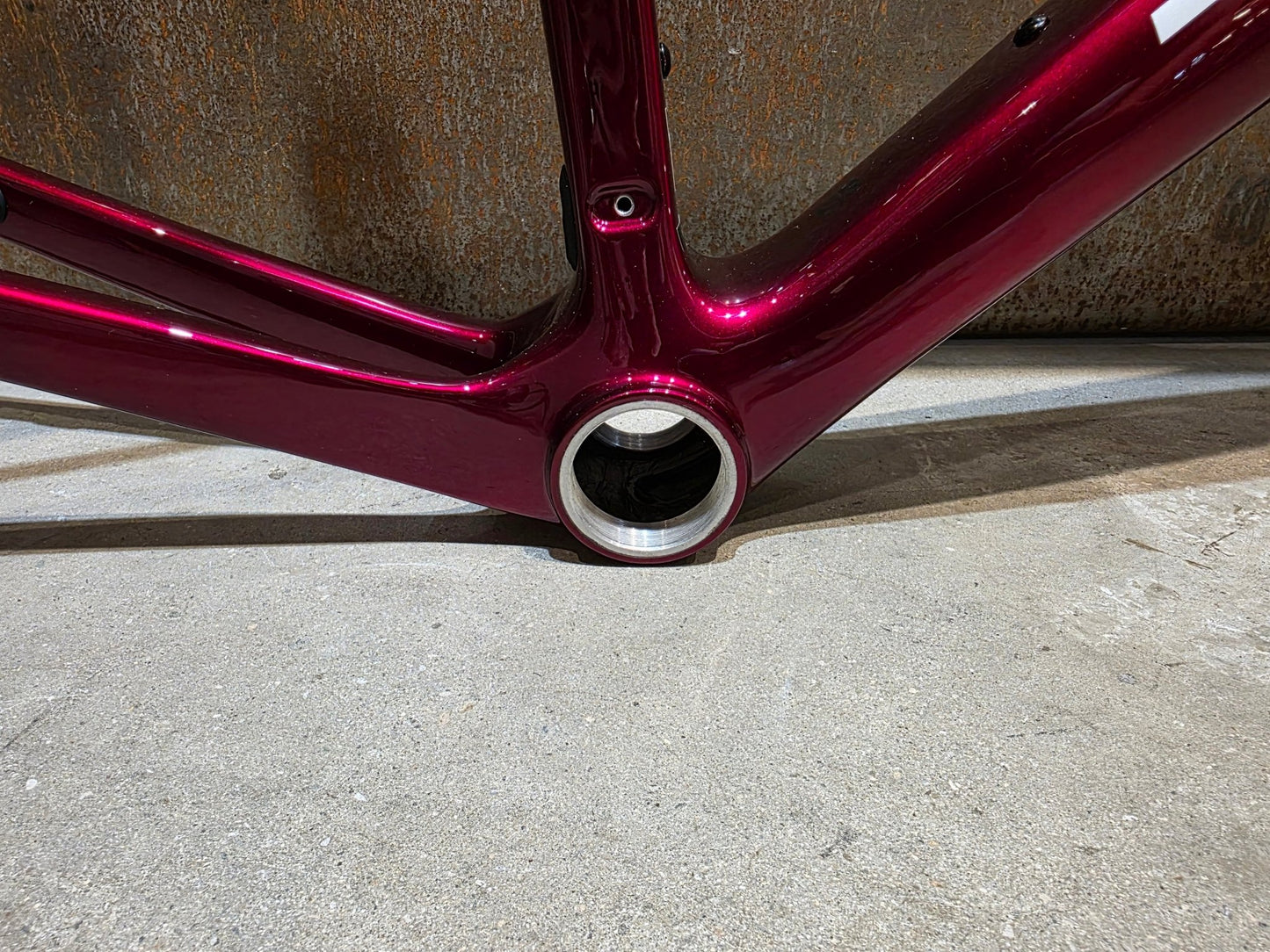 Rennradrahmen von Trek, TREK MADONE SL GEN 8 RAHMENSET / CRIMSON / M vor USEDBIKES - OB.DE Hintergrund