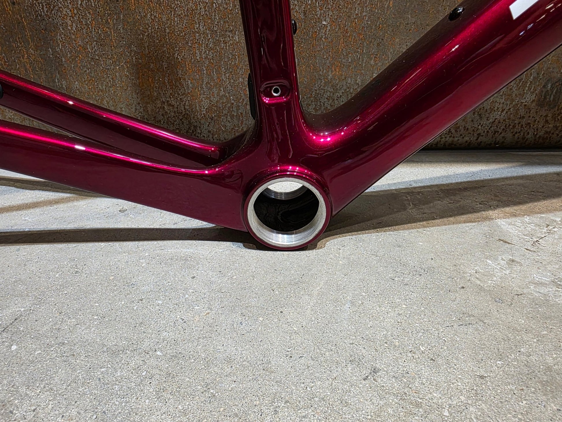 Rennradrahmen von Trek, TREK MADONE SL GEN 8 RAHMENSET / CRIMSON / M vor USEDBIKES - OB.DE Hintergrund