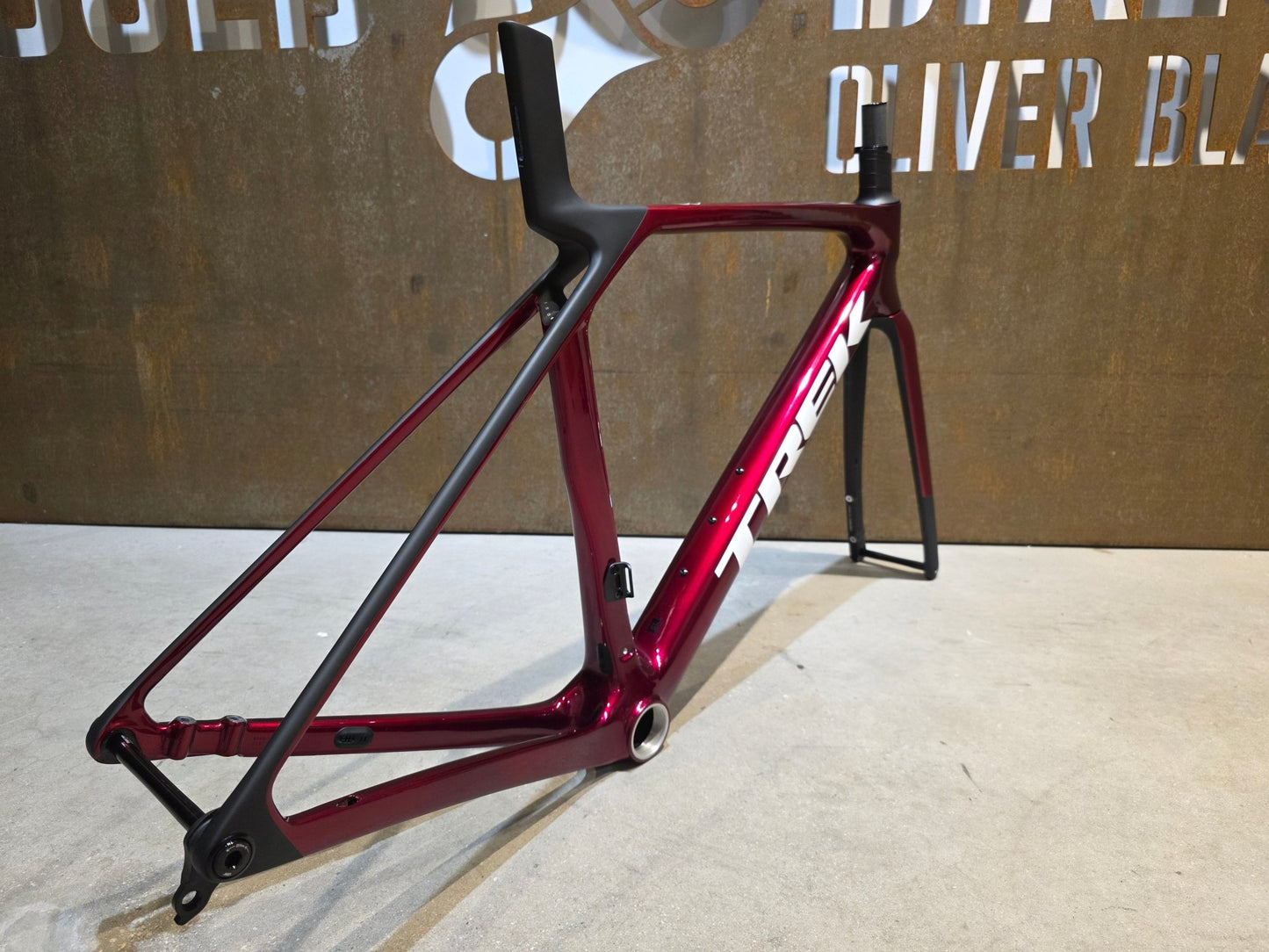 Rennradrahmen von Trek, TREK MADONE SL GEN 8 RAHMENSET / CRIMSON / M vor USEDBIKES - OB.DE Hintergrund