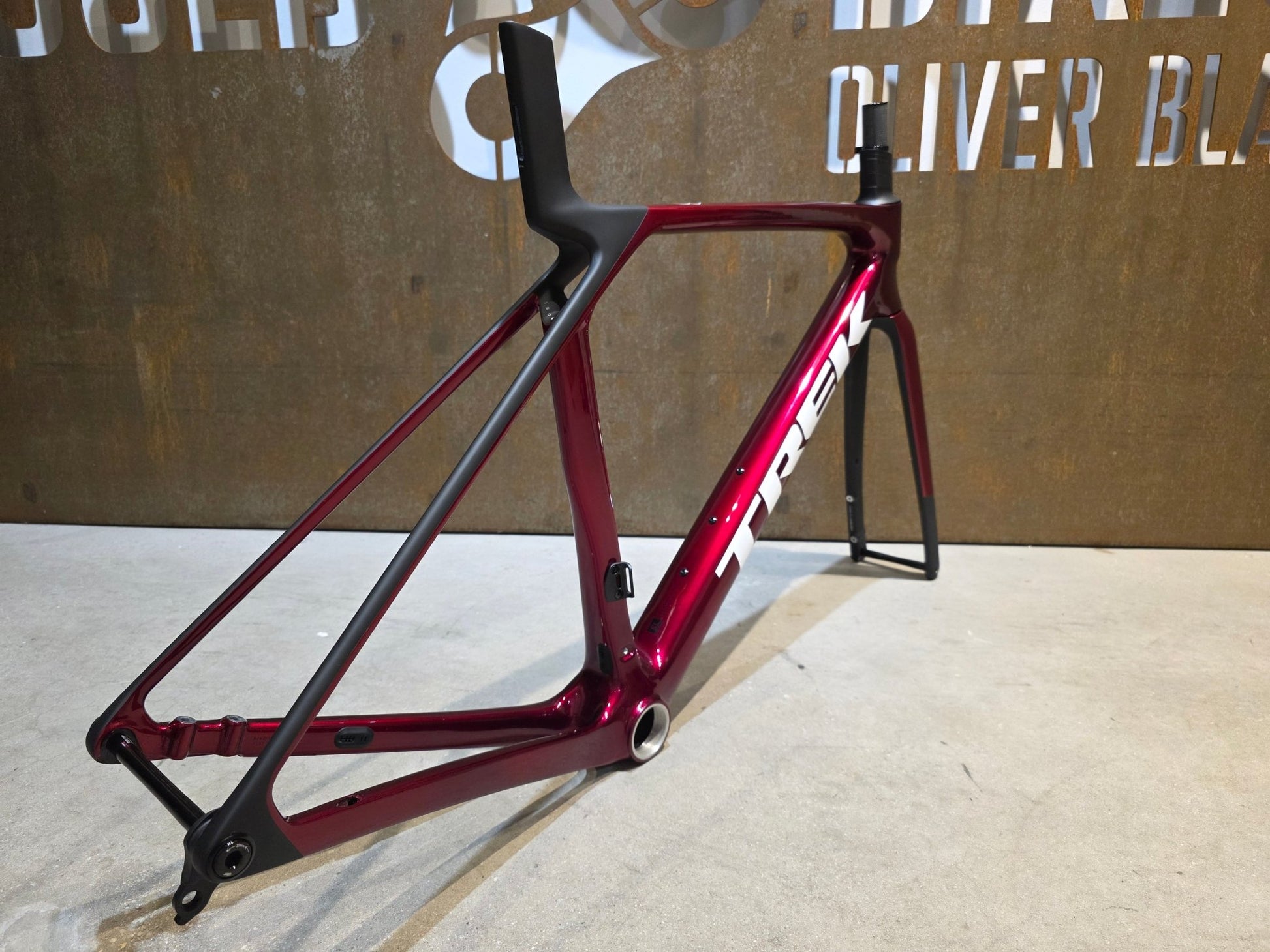 Rennradrahmen von Trek, TREK MADONE SL GEN 8 RAHMENSET / CRIMSON / M vor USEDBIKES - OB.DE Hintergrund