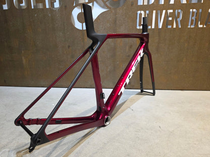 Rennradrahmen von Trek, TREK MADONE SL GEN 8 RAHMENSET / CRIMSON / M vor USEDBIKES - OB.DE Hintergrund
