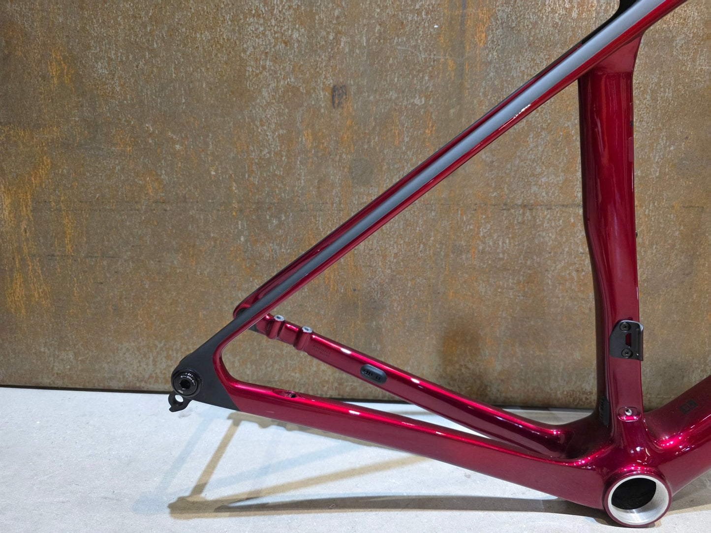 Rennradrahmen von Trek, TREK MADONE SL GEN 8 RAHMENSET / CRIMSON / M vor USEDBIKES - OB.DE Hintergrund