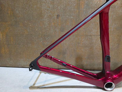 Rennradrahmen von Trek, TREK MADONE SL GEN 8 RAHMENSET / CRIMSON / M vor USEDBIKES - OB.DE Hintergrund