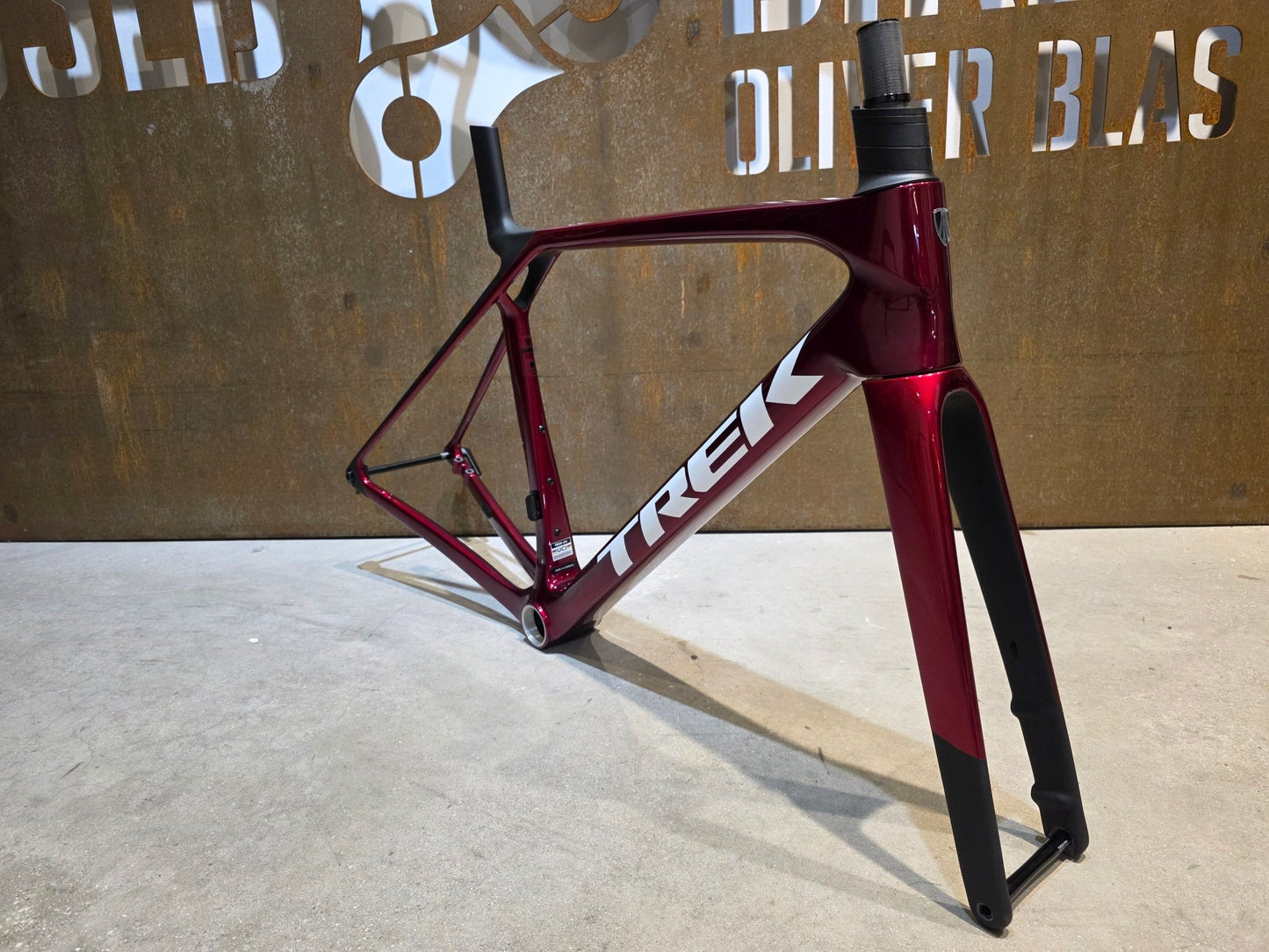 Rennradrahmen von Trek, TREK MADONE SL GEN 8 RAHMENSET / CRIMSON / M vor USEDBIKES - OB.DE Hintergrund