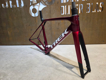 Rennradrahmen von Trek, TREK MADONE SL GEN 8 RAHMENSET / CRIMSON / M vor USEDBIKES - OB.DE Hintergrund