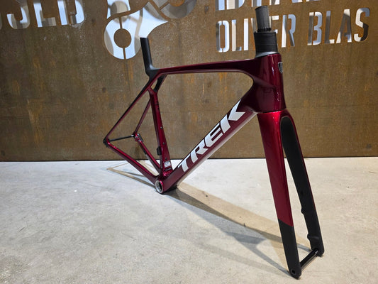 Rennradrahmen von Trek, TREK MADONE SL GEN 8 RAHMENSET / CRIMSON / M vor USEDBIKES - OB.DE Hintergrund