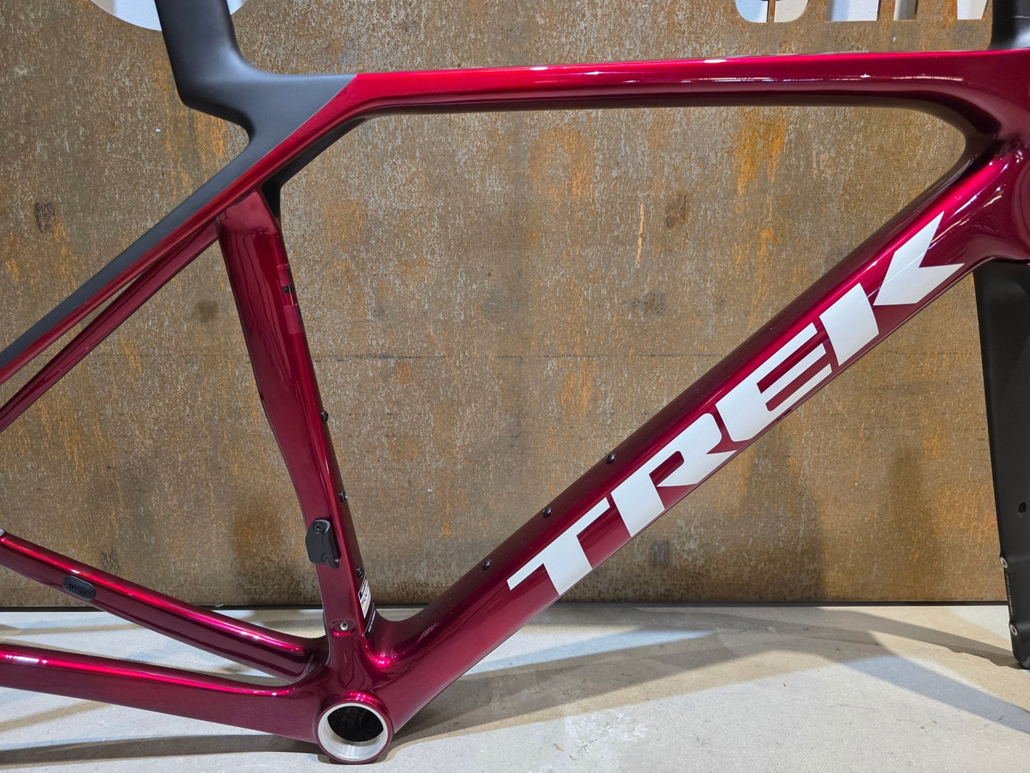 Rennradrahmen von Trek, TREK MADONE SL GEN 8 RAHMENSET / CRIMSON / M vor USEDBIKES - OB.DE Hintergrund
