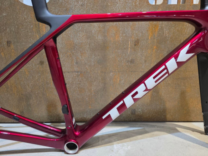 Rennradrahmen von Trek, TREK MADONE SL GEN 8 RAHMENSET / CRIMSON / M vor USEDBIKES - OB.DE Hintergrund