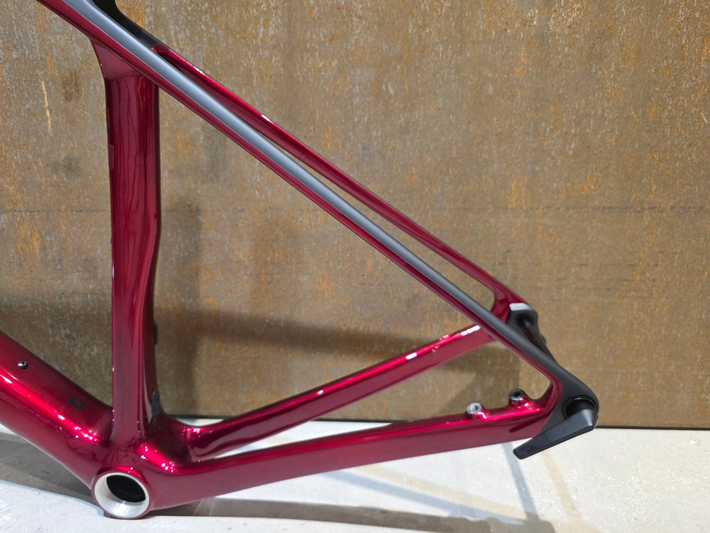 Rennradrahmen von Trek, TREK MADONE SL GEN 8 RAHMENSET / CRIMSON / M vor USEDBIKES - OB.DE Hintergrund