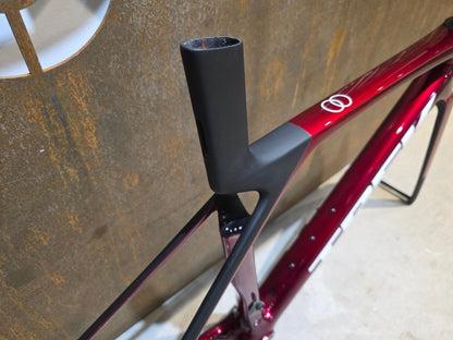 Rennradrahmen von Trek, TREK MADONE SL GEN 8 RAHMENSET / CRIMSON / M vor USEDBIKES - OB.DE Hintergrund