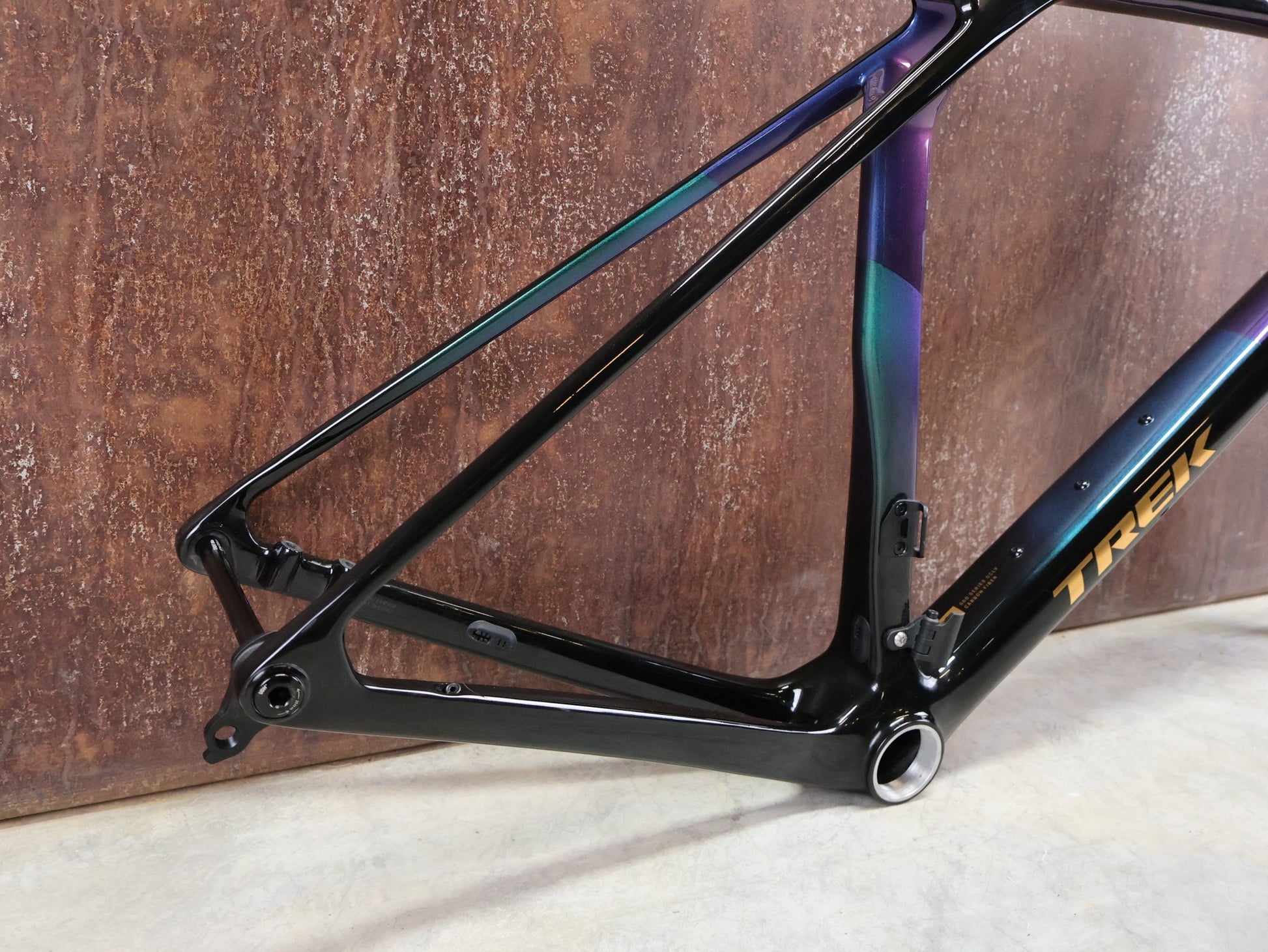 Rennradrahmen von Trek, TREK MADONE SL GEN 8 RAHMENSET / DARK STAR / M vor USEDBIKES - OB.DE Hintergrund