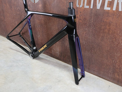 Rennradrahmen von Trek, TREK MADONE SL GEN 8 RAHMENSET / DARK STAR / M vor USEDBIKES - OB.DE Hintergrund