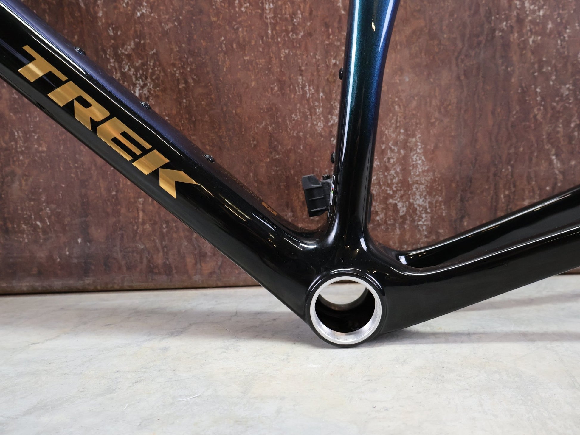 Rennradrahmen von Trek, TREK MADONE SL GEN 8 RAHMENSET / DARK STAR / M vor USEDBIKES - OB.DE Hintergrund