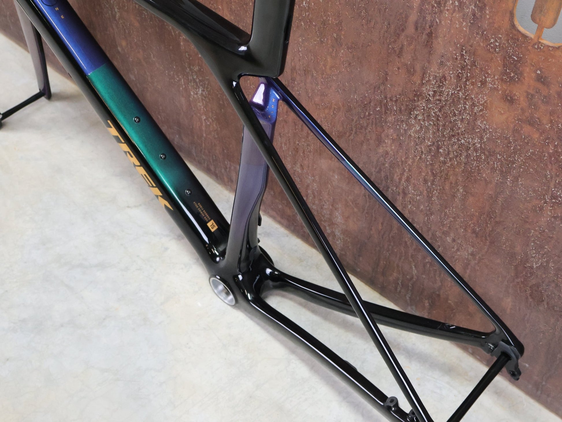 Rennradrahmen von Trek, TREK MADONE SL GEN 8 RAHMENSET / DARK STAR / M vor USEDBIKES - OB.DE Hintergrund