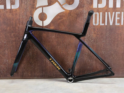 Rennradrahmen von Trek, TREK MADONE SL GEN 8 RAHMENSET / DARK STAR / M vor USEDBIKES - OB.DE Hintergrund