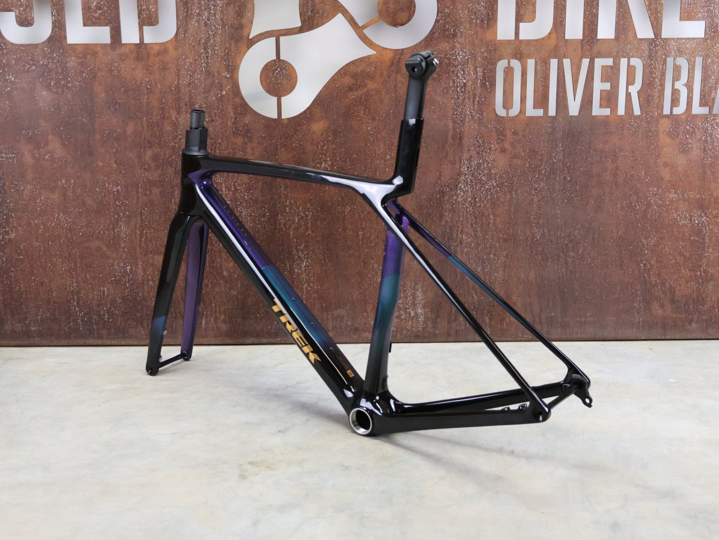 Rennradrahmen von Trek, TREK MADONE SL GEN 8 RAHMENSET / DARK STAR / M vor USEDBIKES - OB.DE Hintergrund