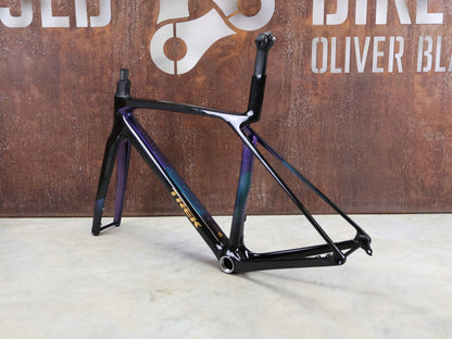 Rennradrahmen von Trek, TREK MADONE SL GEN 8 RAHMENSET / DARK STAR / M vor USEDBIKES - OB.DE Hintergrund