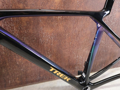 Rennradrahmen von Trek, TREK MADONE SL GEN 8 RAHMENSET / DARK STAR / M vor USEDBIKES - OB.DE Hintergrund